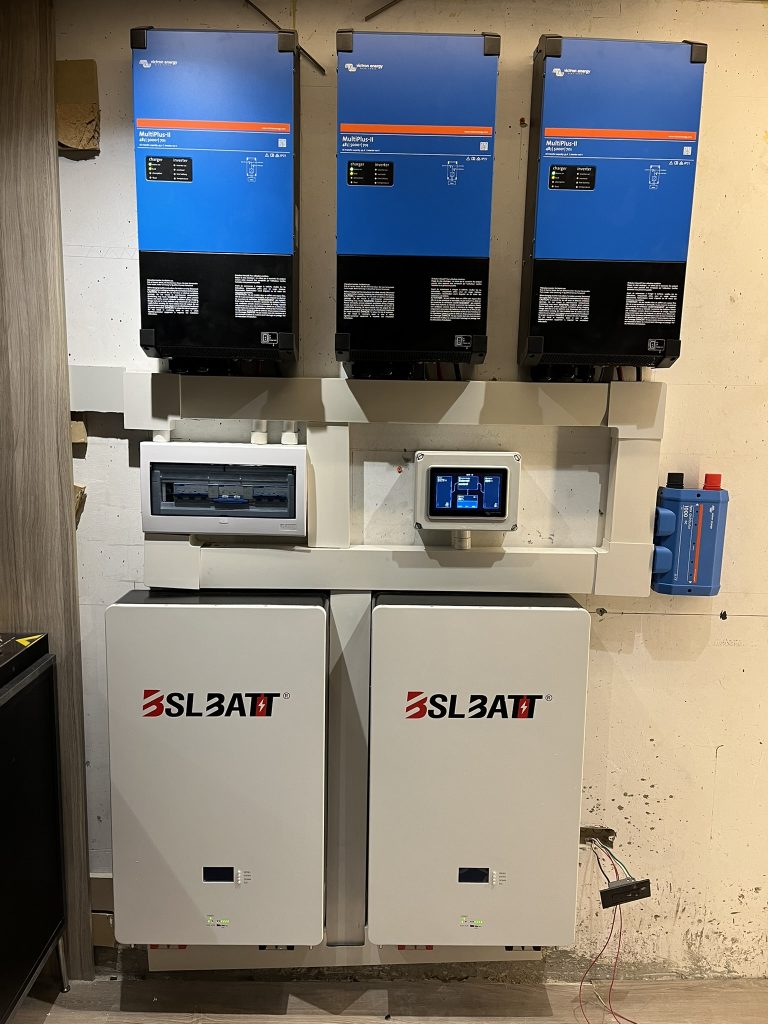 5 kW Sistema de respaldo con inversores y baterías para oficina trifásica José Diab