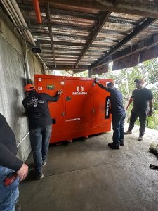 30 kW Sistema hibrido solar fotovoltaico con inversores y baterias para residencia Playa Azul