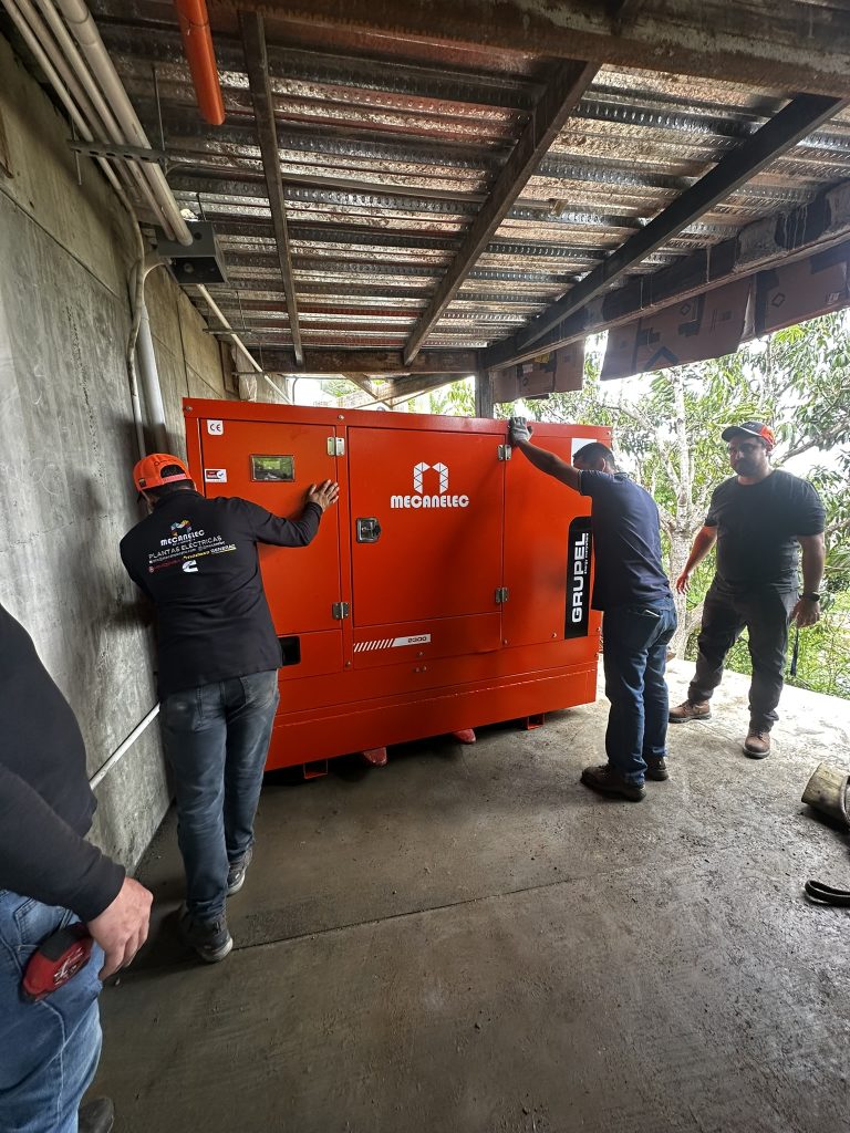 30 kW Sistema hibrido solar fotovoltaico con inversores y baterias para residencia Playa Azul