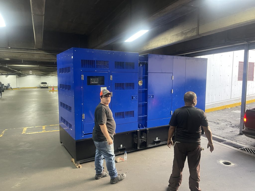 550 kVA Modernización del sistema de respaldo para institución de formación profesional —sustitución, logística compleja e instalación en espacio confinado